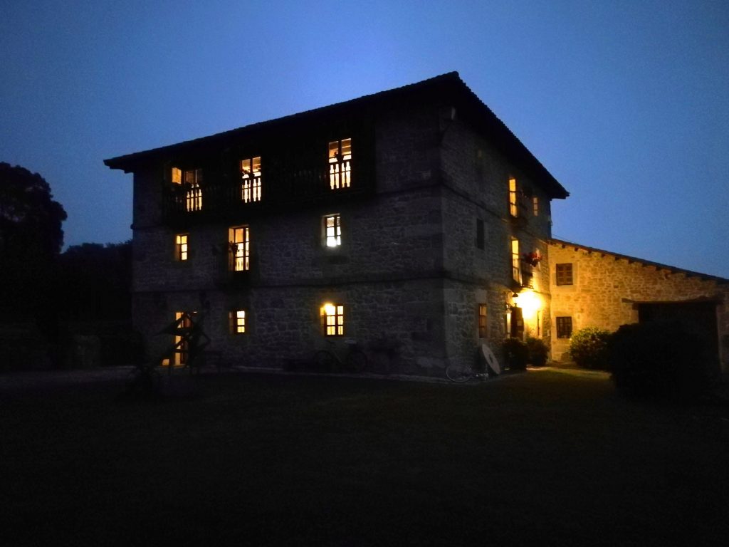 Ya de noche en casa rural La Toba
