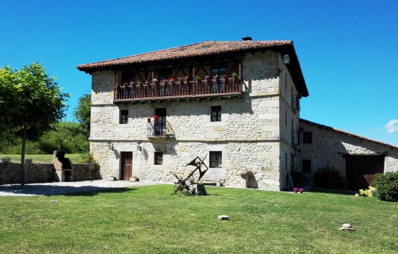 casa rural con jardín